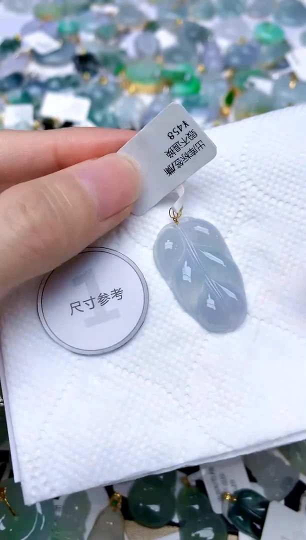 颈饰18K金镶嵌翡翠天然A货翡翠