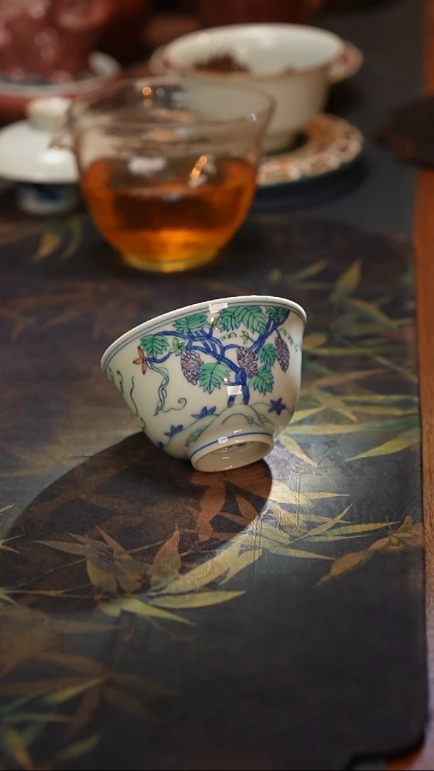 青花斗彩葡萄桑葚纹碗杯