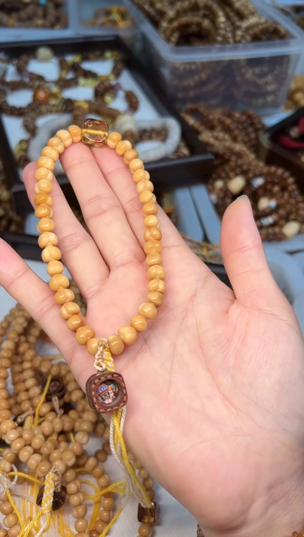 琥珀吊坠(赠链)未镶嵌龙脊屁桃卡8mm左右【扎基】设计款手持