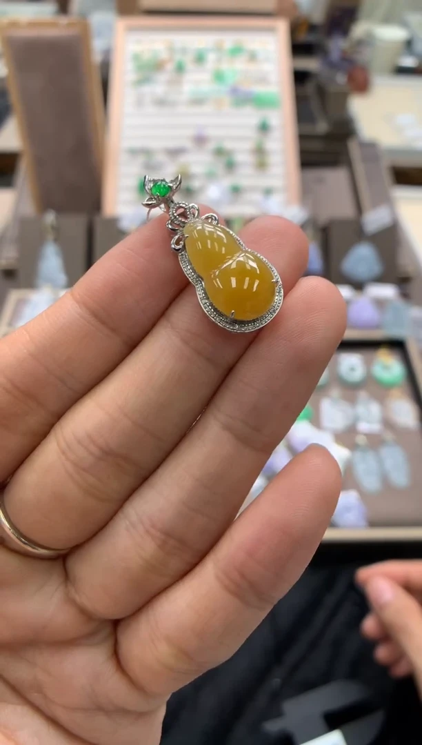 颈饰18K金镶嵌翡翠葫芦