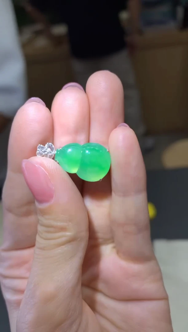 颈饰18K金镶嵌翡翠|不退不换