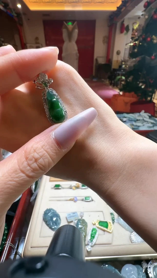 【闪购商品】翡翠吊坠(不含链)未镶嵌翡翠