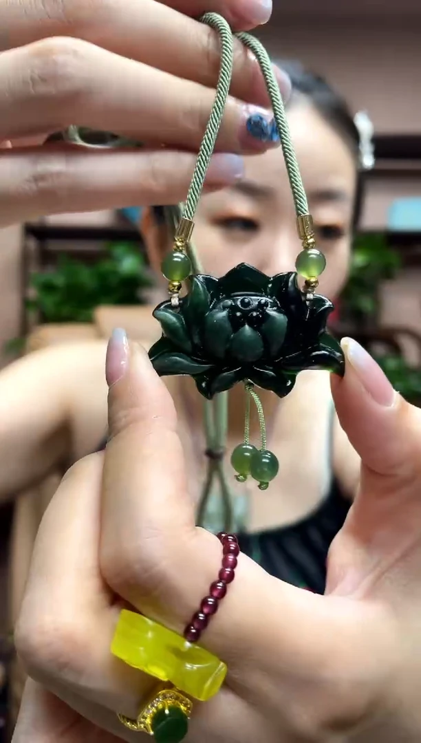 岫玉未镶嵌吊坠·