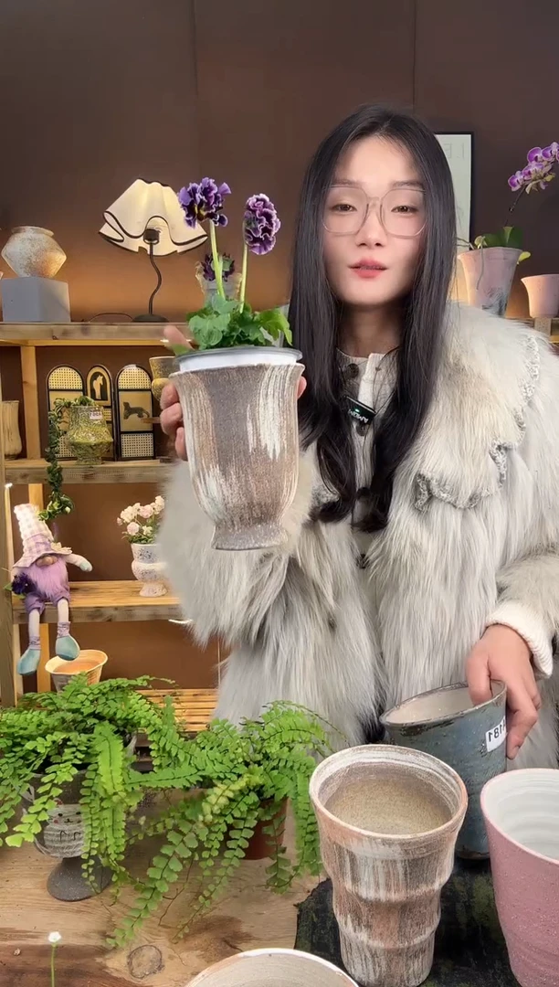 以实际为准M****徐编号 493 景德镇手工花盆   种角锦
