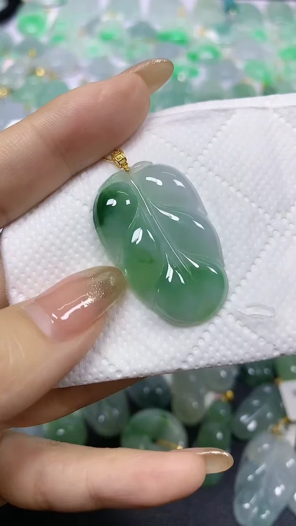 颈饰18K金镶嵌翡翠A货