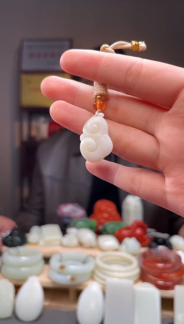 颈饰未镶嵌和田玉吊坠