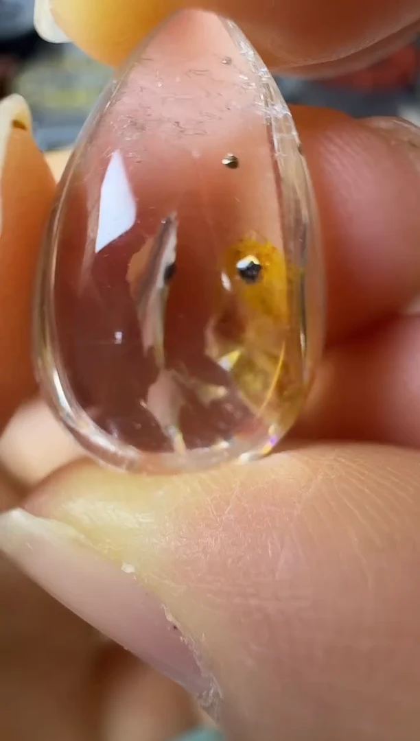 颈饰未镶嵌水晶矿坑