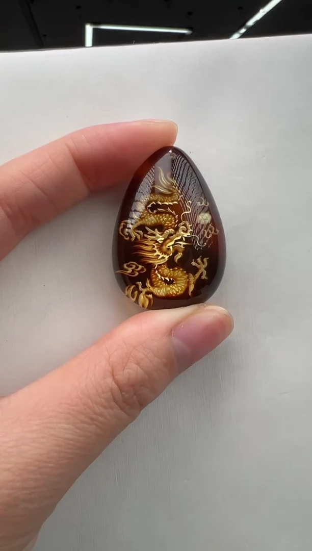 琥珀颈饰未镶嵌龙牌
