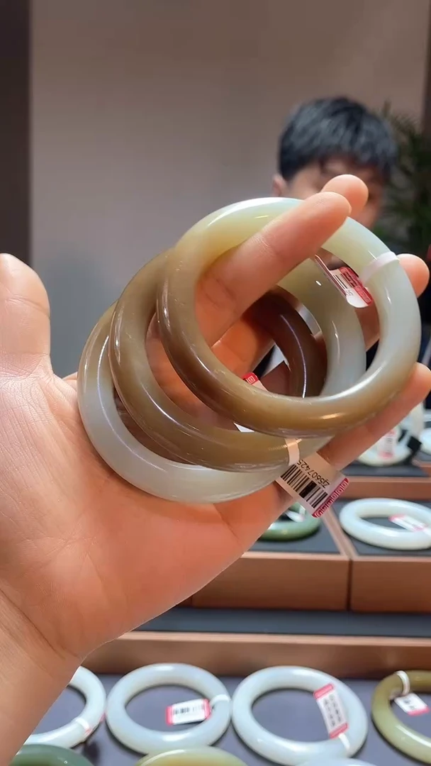 【闪购商品】和田玉手镯未镶嵌糖白55-59多样性发一