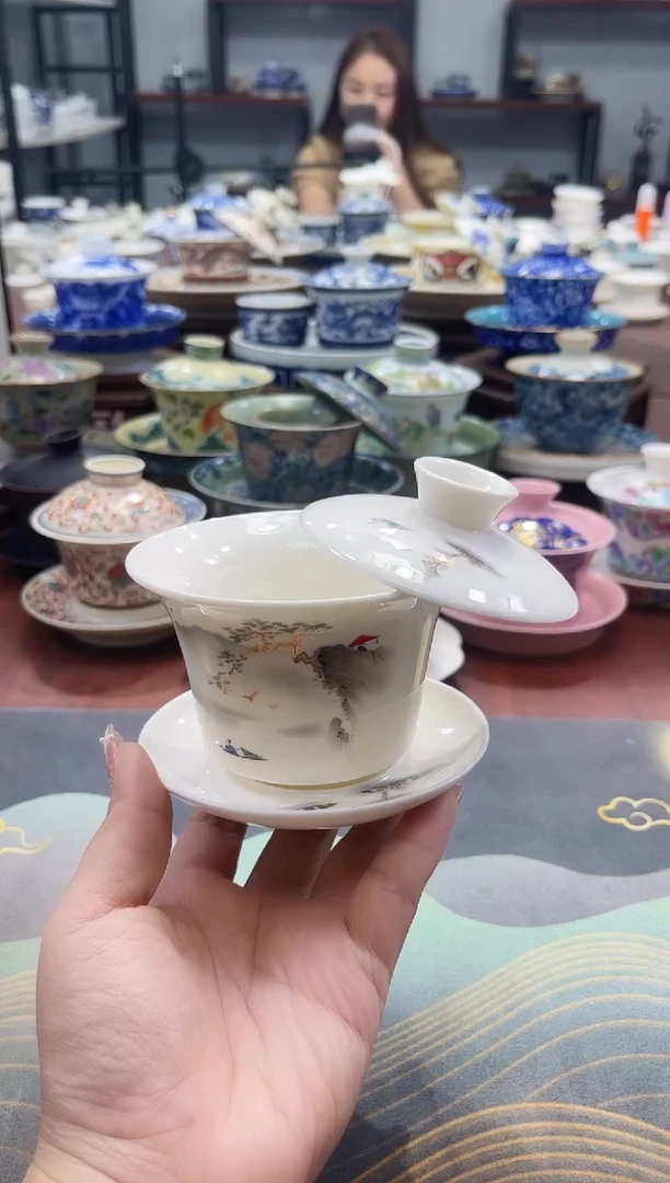 中号马蹄迎客松悬停盖碗