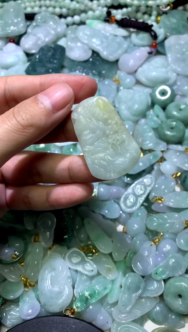 颈饰未镶嵌翡翠山水牌