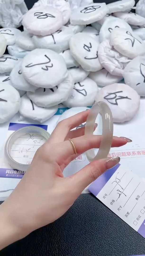 【闪购商品】石英质玉手镯未镶嵌24J75-57