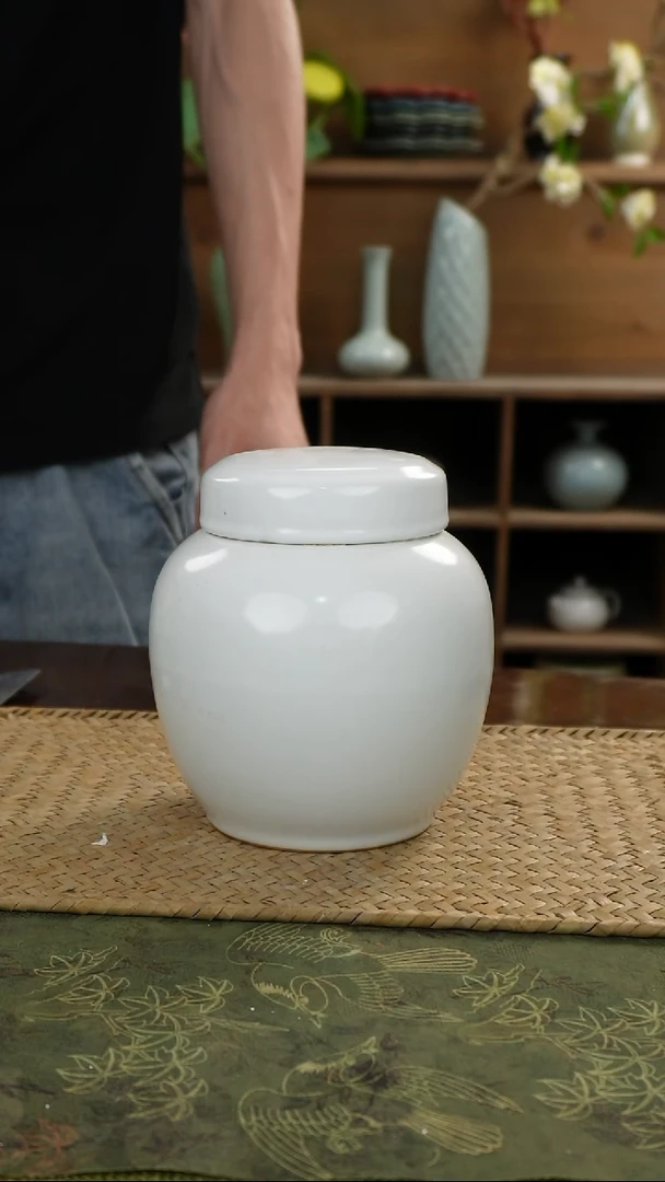 摆件白色茶叶罐瑕疵