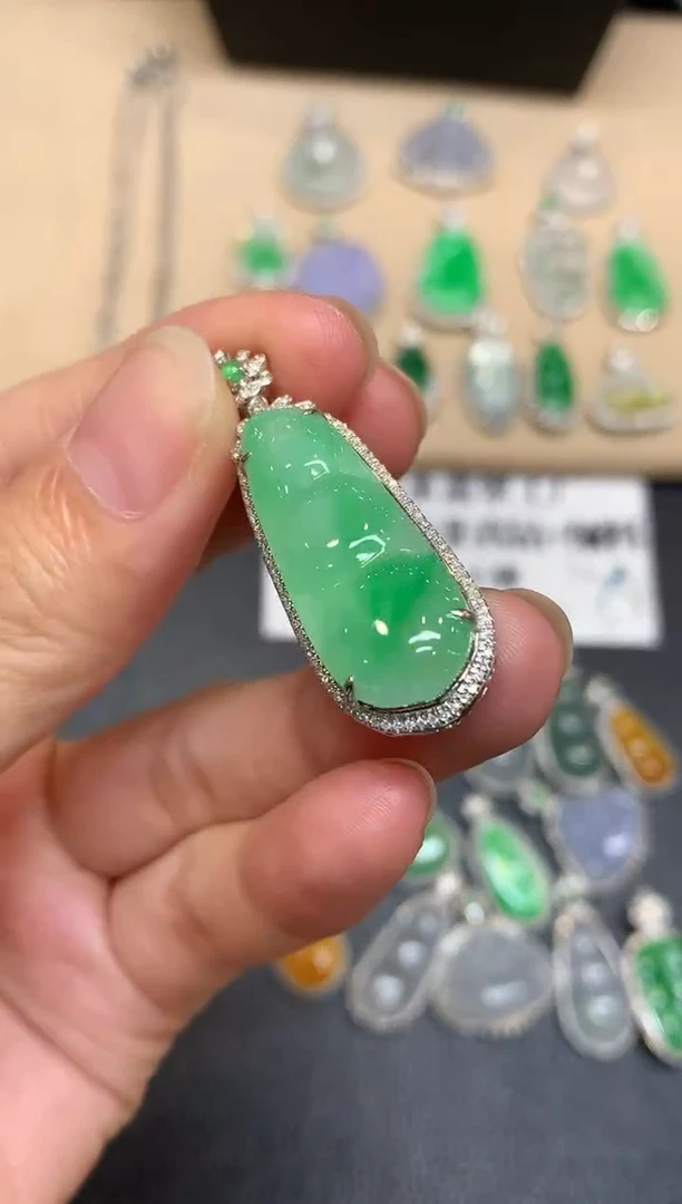 颈饰18K金镶嵌翡翠福豆【无服务费