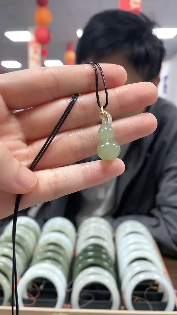 【闪购商品】和田玉颈饰18K金镶嵌葫芦吊坠一件