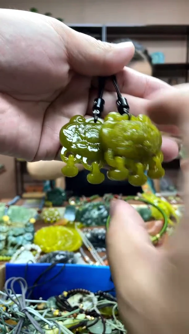 未镶嵌岫玉吊坠多样性发货发其中之一