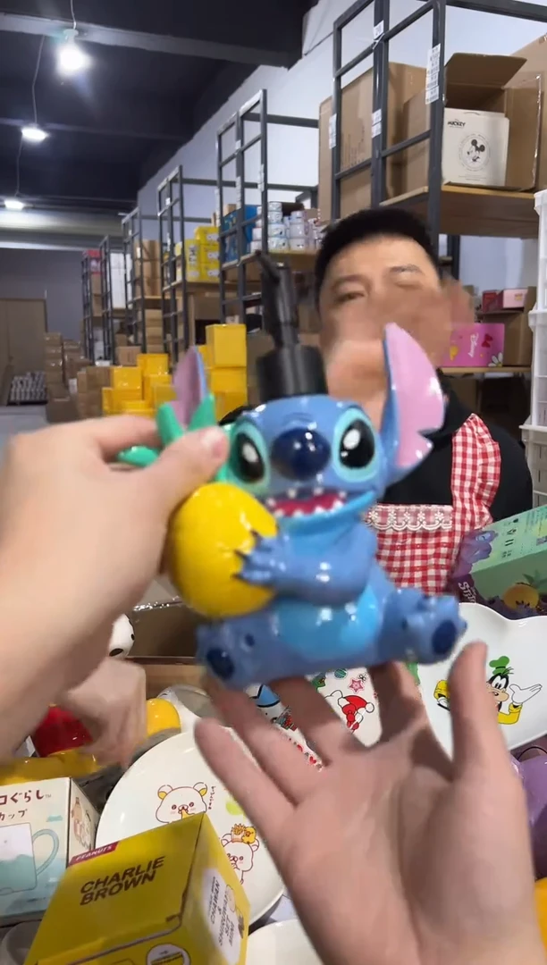 【闪购商品】杯树脂原盒史迪仔抱菠萝按压瓶