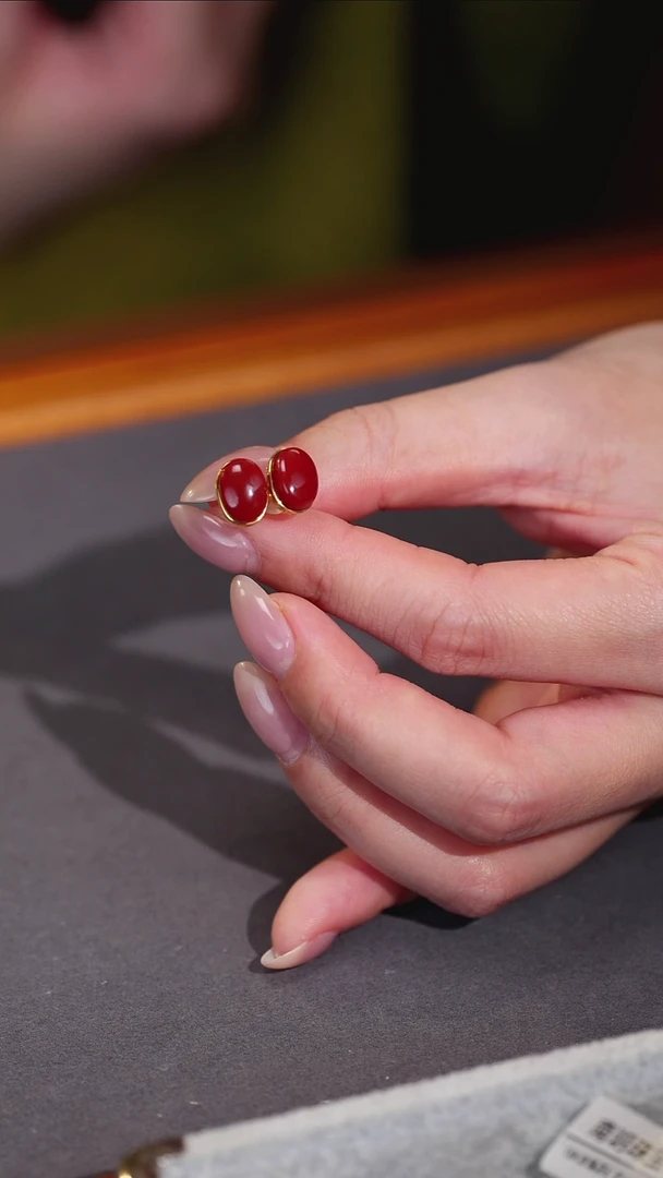 18K金镶嵌南红玛瑙耳饰原矿E5-2