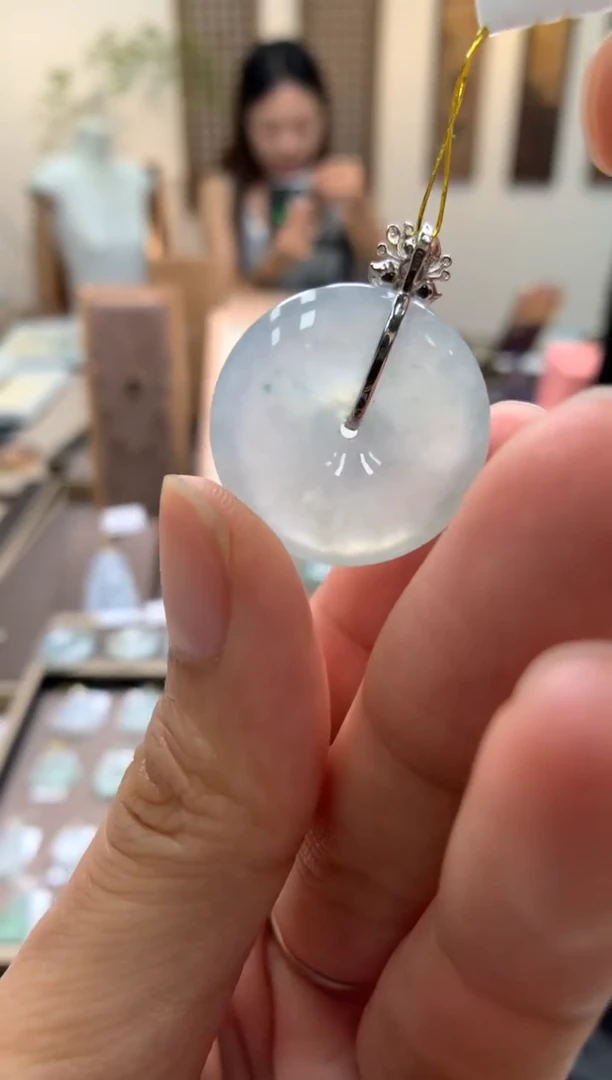 颈饰18K金镶嵌翡翠平安扣