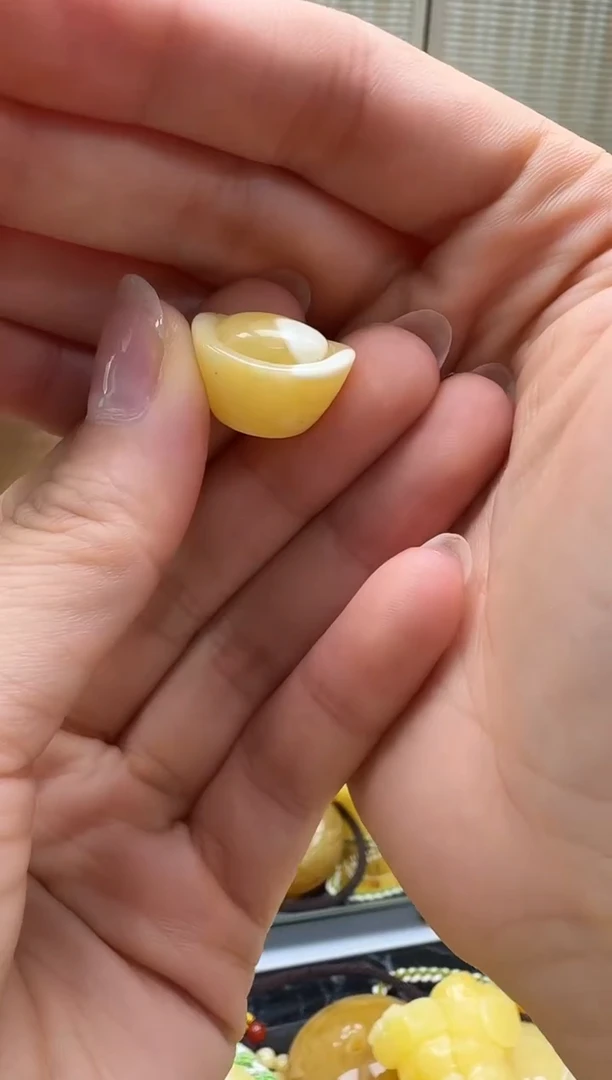 未镶嵌颈饰琥珀如图