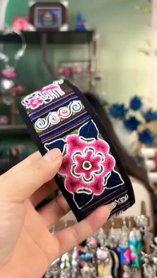 彩云南阁非遗老绣饰品539*