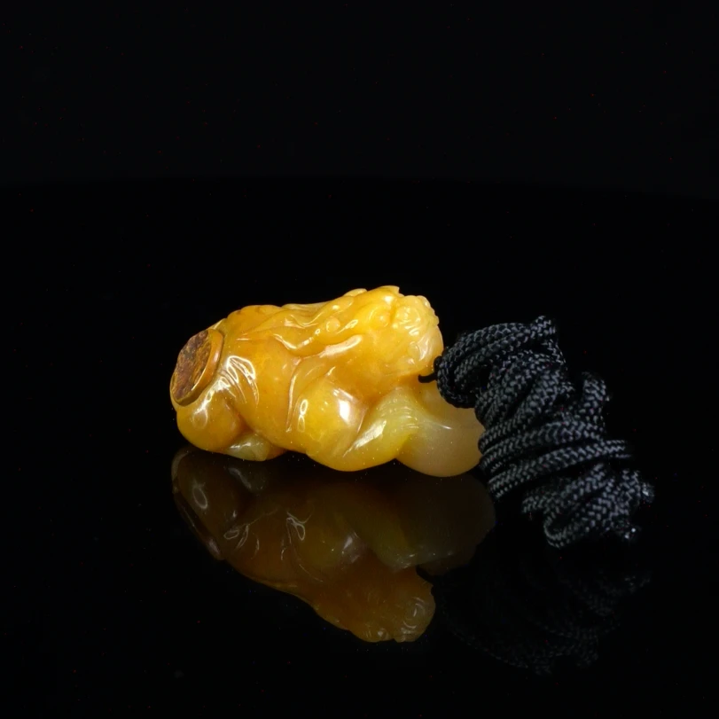 Lot.6.北部田黄貔貅抱财挂件24.7克4.5x1.9x2.4cm