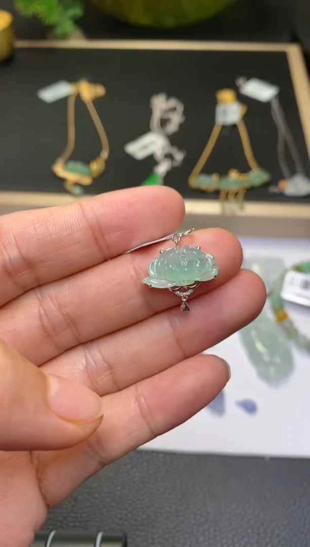 颈饰18K金镶嵌翡翠净货39034