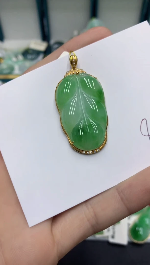 翡翠18K金镶嵌颈饰翡翠