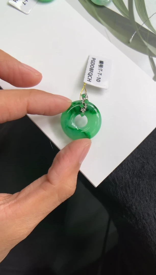 颈饰18K金镶嵌翡翠甜甜圈