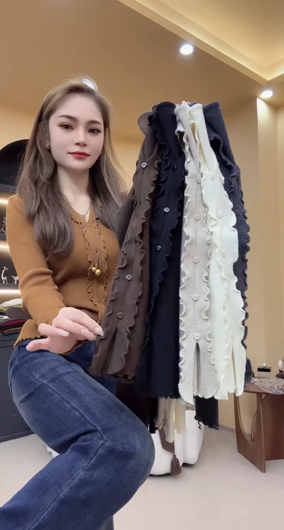 欧洲站2025秋冬新款洋气减龄木耳边单排扣翻领长袖显瘦针织上衣女