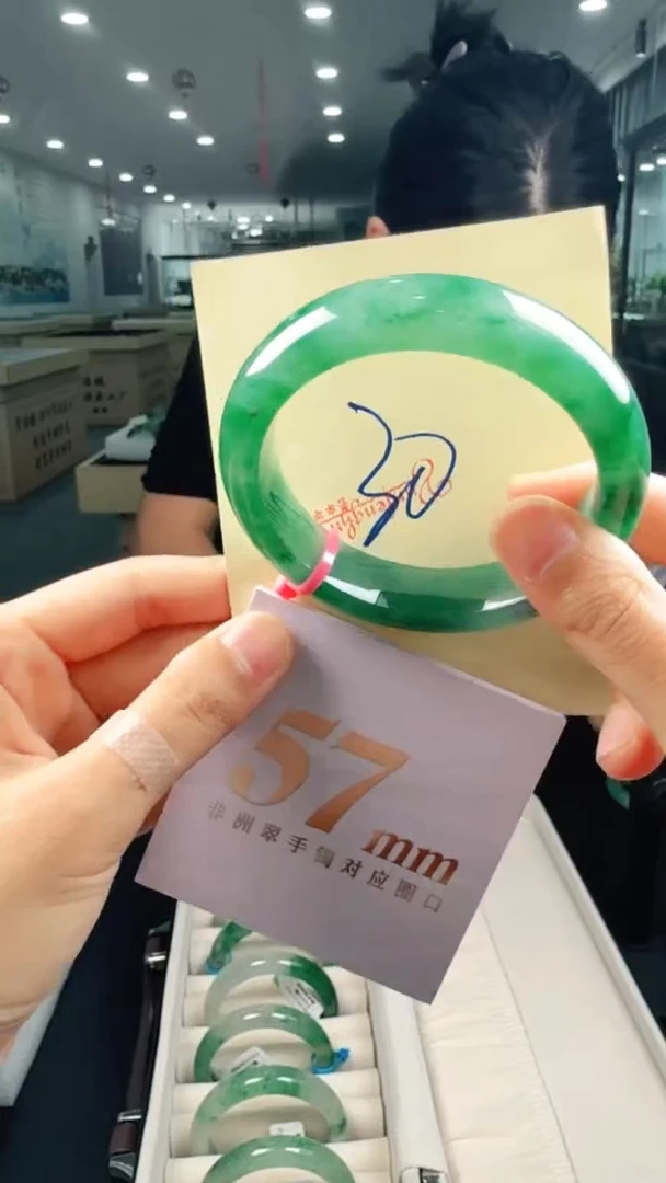 未镶嵌手镯石英质玉（非洲翠）有天然洒金亮片、矿点、棉线30