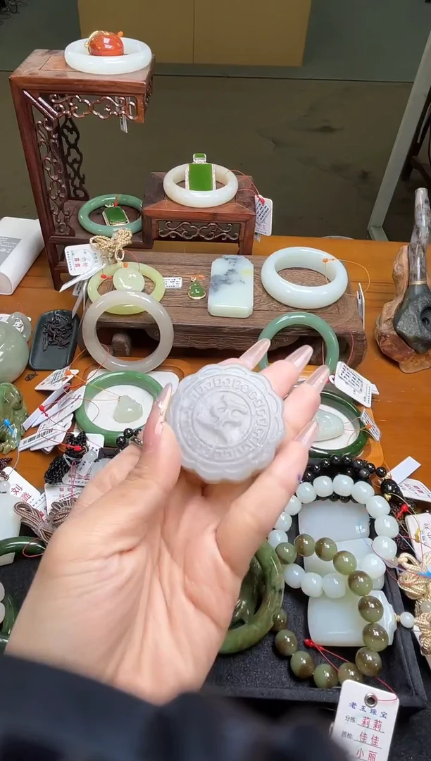 未镶嵌和田玉摆件新疆黑山 月饼 有瑕疵 多样性发一