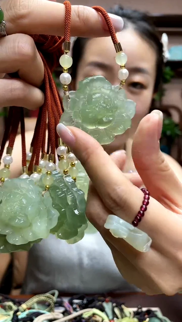 岫玉未镶嵌颈饰多样性发货发其中之一