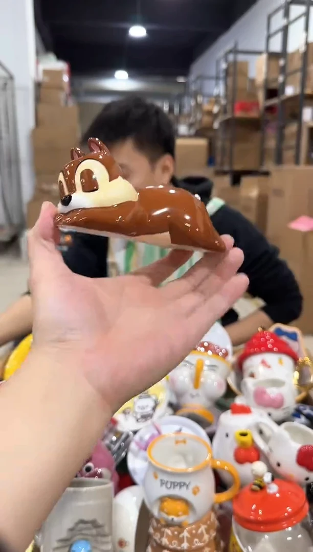 瓷片奇奇蒂趴着钱罐