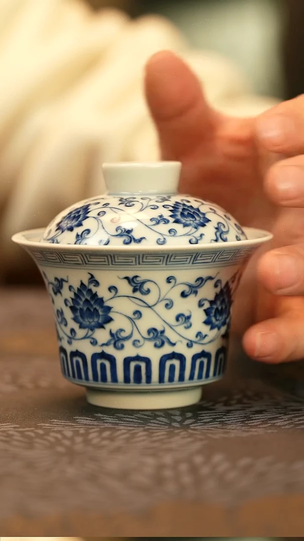 中式仿明青花缠枝莲马蹄盖碗