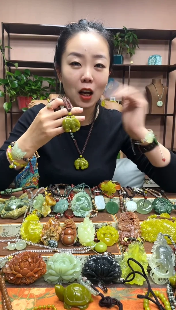 未镶嵌岫玉吊坠多样性发货发其中之一