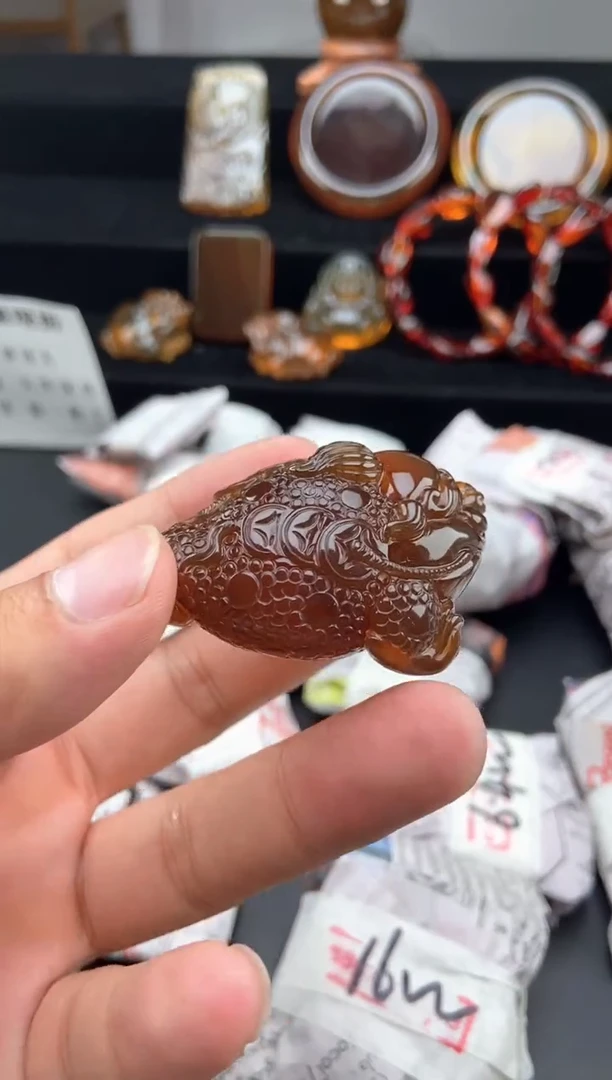 琥珀颈饰未镶嵌金蟾吊坠