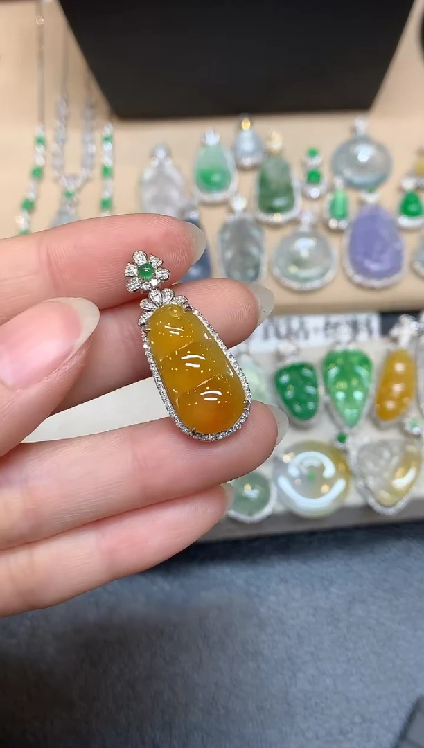 吊坠(不含链)18K金镶嵌翡翠福豆【无服务费