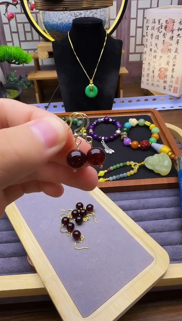 14K金镶嵌血珀耳饰E29