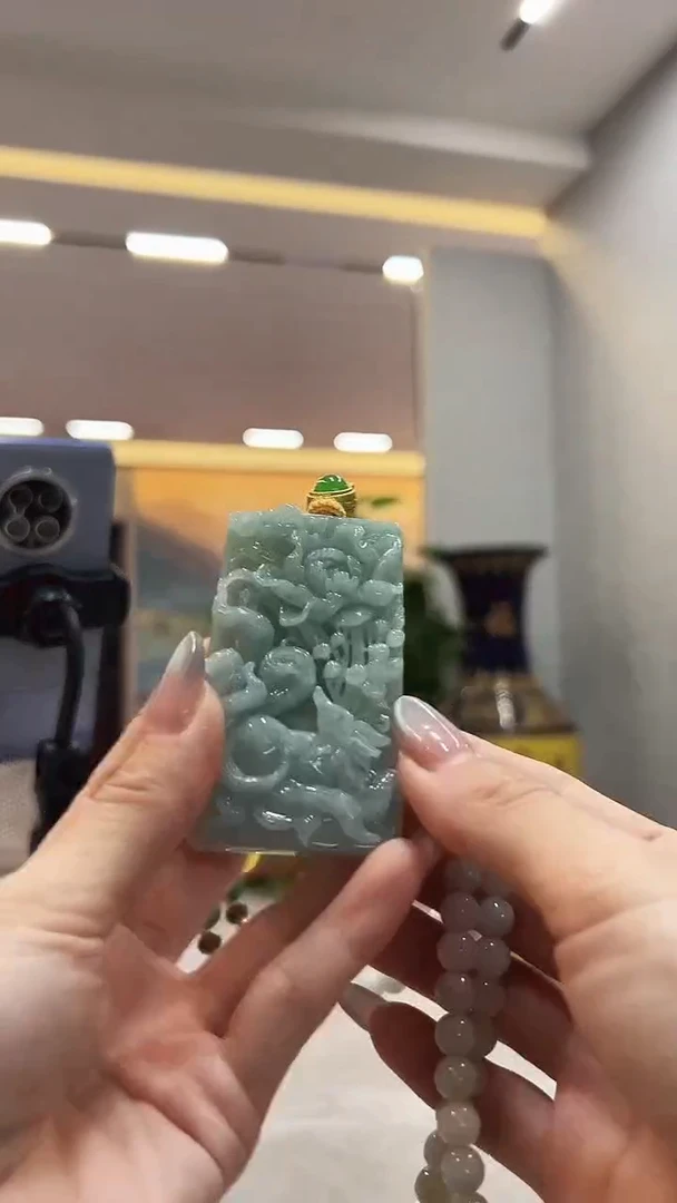 翡翠未镶嵌颈饰九尾狐