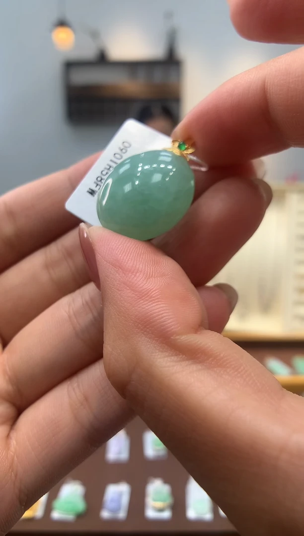 颈饰18K金镶嵌翡翠蛋面