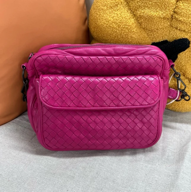 95新 BOTTEGA VENETA/葆蝶家 玫红色/编织/相机单肩包/DN