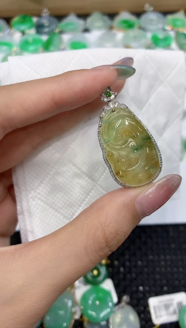 翡翠18K金镶嵌颈饰111111111111