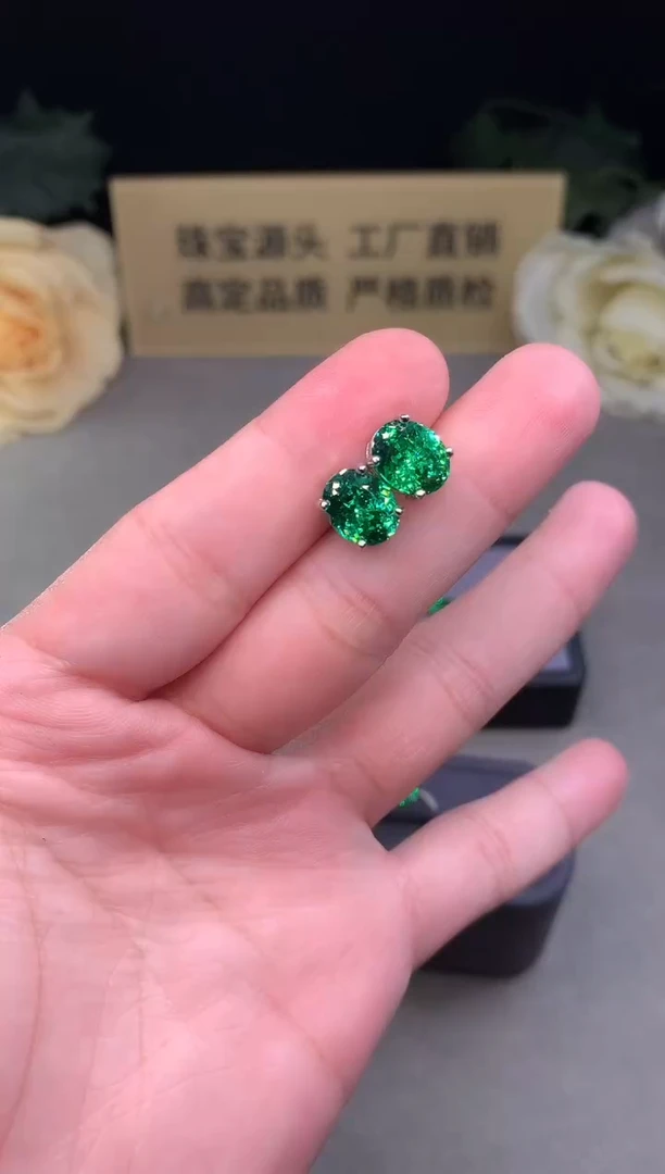银S925镶嵌耳钉石榴石（沙弗莱）5555
