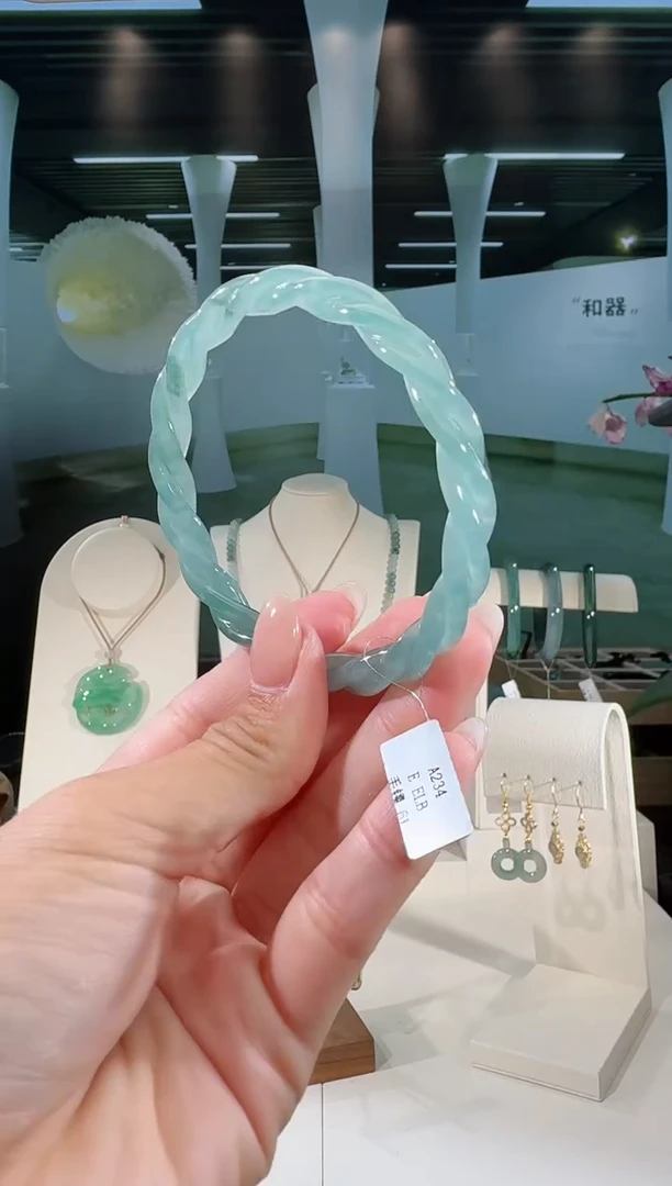 翡翠手镯未镶嵌61圈