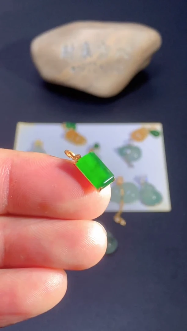 颈饰18K金镶嵌翡翠