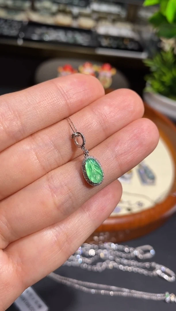 【闪购商品】翡翠吊坠(不含链)18K金镶嵌吊坠