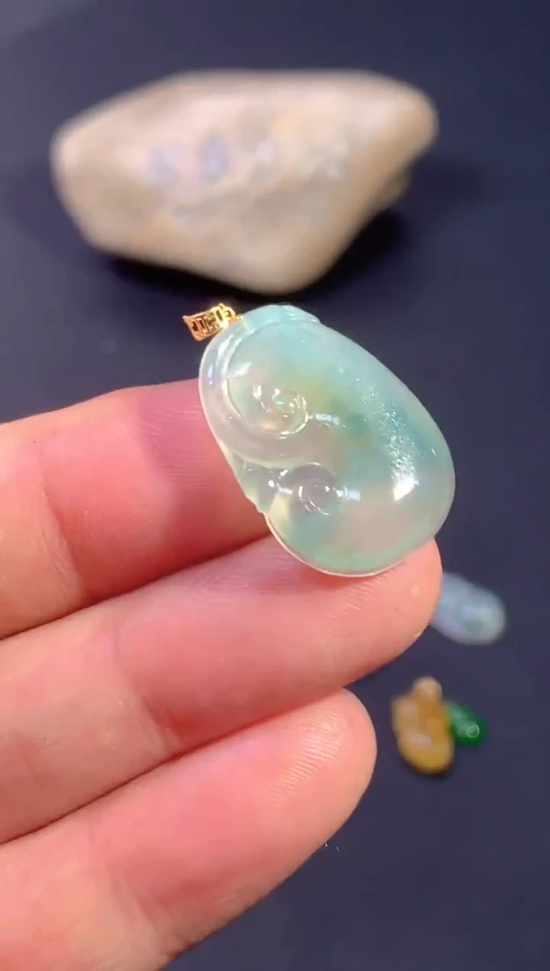 颈饰18K金镶嵌翡翠