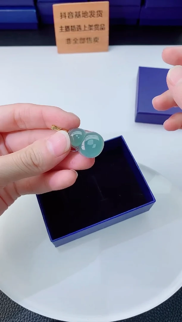 翡翠未镶嵌颈饰  `