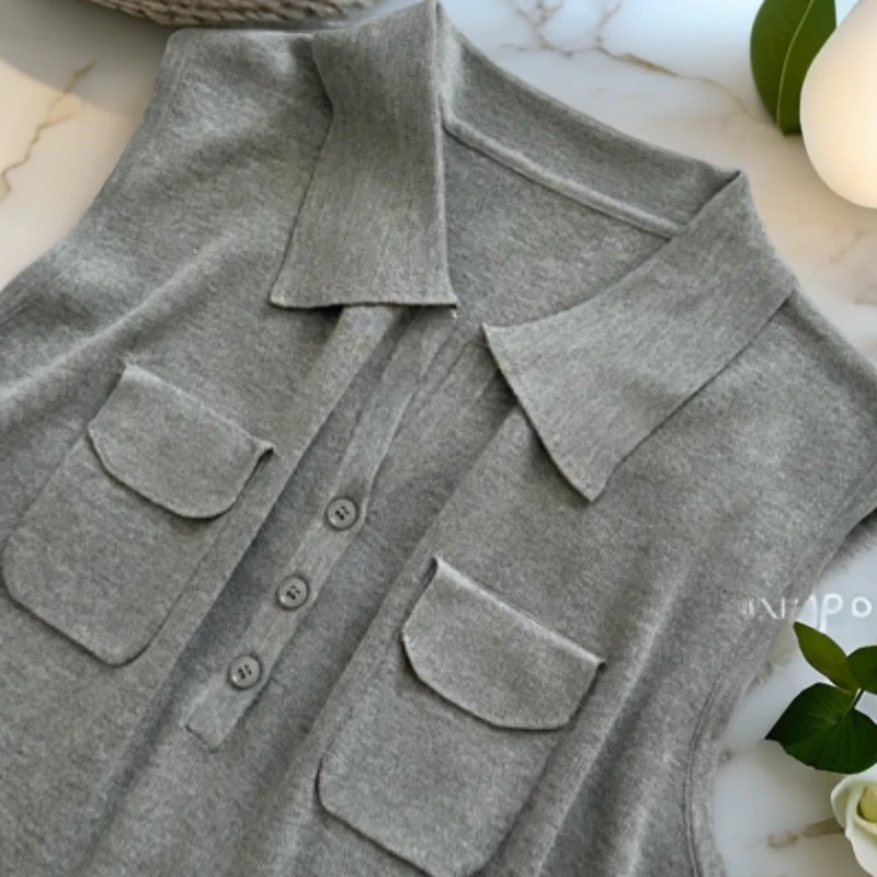 发现美夏上新！通勤简约高智感对称口袋polo翻领背心灰色